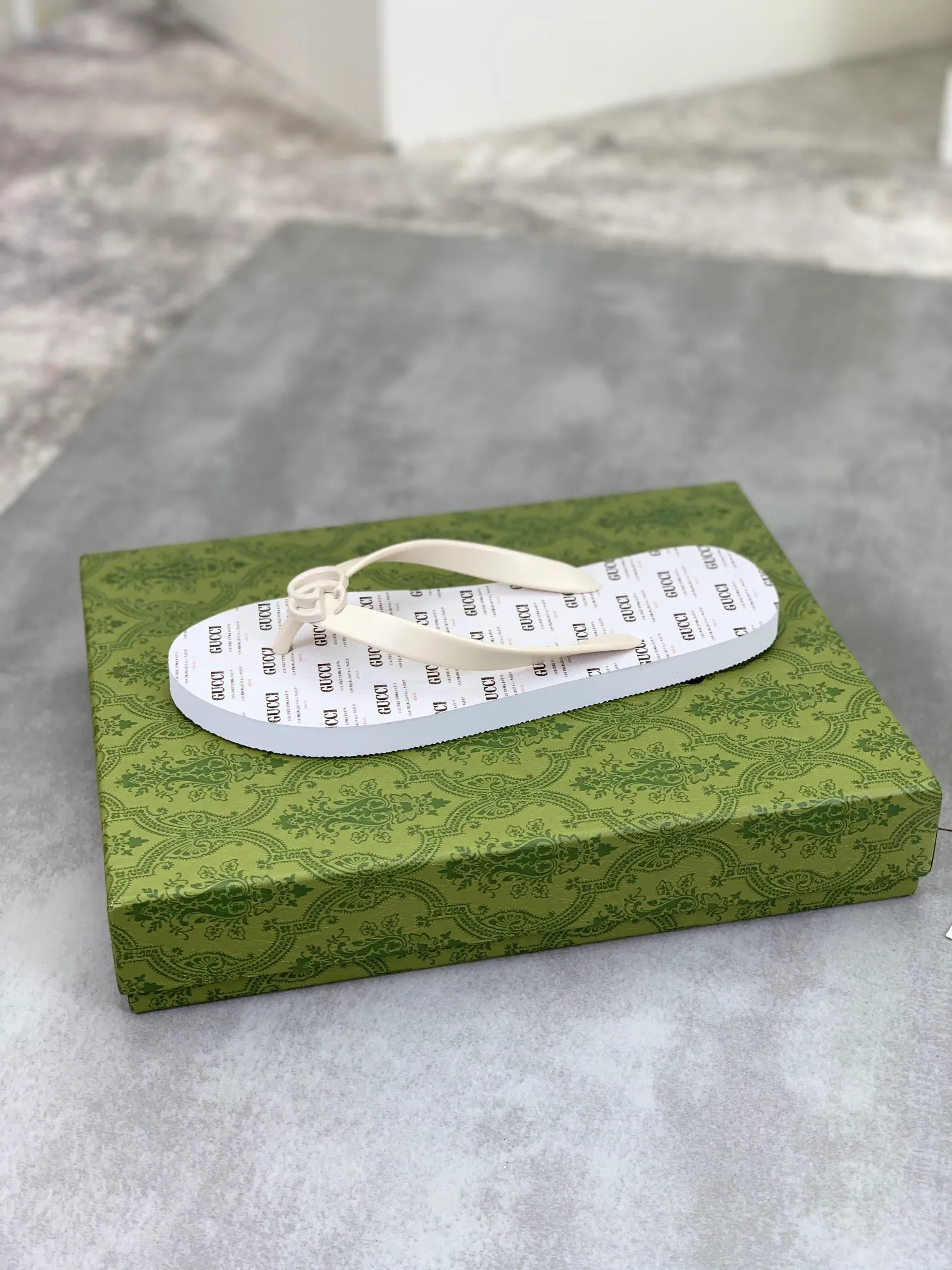 Men's men's shoes 💰P220💰【New style】🆘【GUCCI】Official website's popular Gucci adult couple 🧑‍🤝‍🧑 style, children's flip-flops are on sale at the counter simultaneously! Original fabric imported from Italy. Original bottom provided by the original factory. Size: Adult 36-45. Children’s size: 30-37. Multiple colors available.